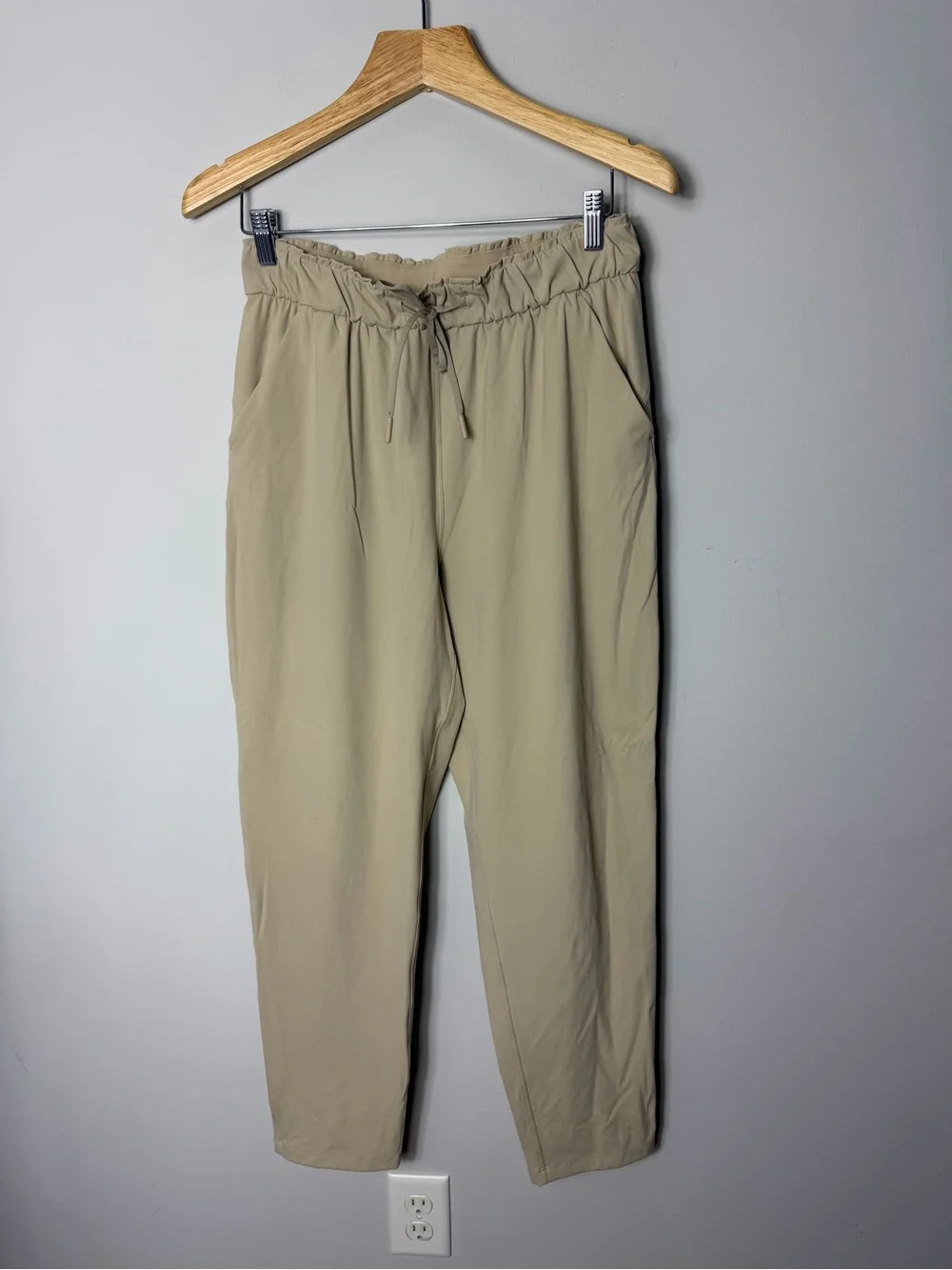 Lululemon Womens Keep Moving Pants 7/8 Trench Tan Size 8 *489